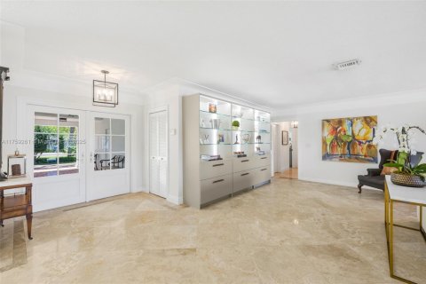 House in Coral Gables, Florida 5 bedrooms, 425.12 sq.m. № 1712960 - photo 16