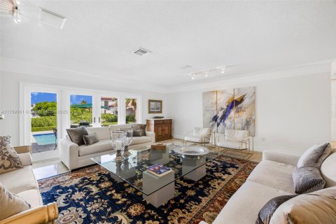 House in Coral Gables, Florida 5 bedrooms, 425.12 sq.m. № 1712960 - photo 15