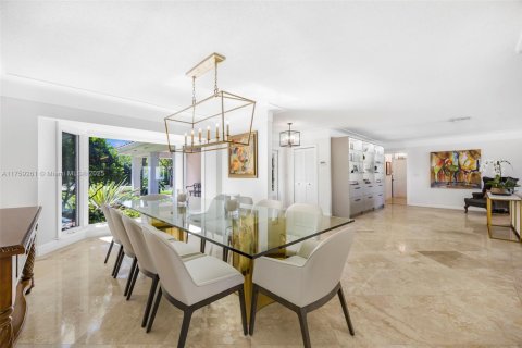 House in Coral Gables, Florida 5 bedrooms, 425.12 sq.m. № 1712960 - photo 19