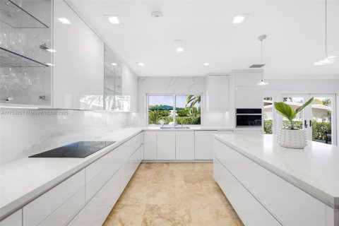 House in Coral Gables, Florida 5 bedrooms, 425.12 sq.m. № 1712960 - photo 25