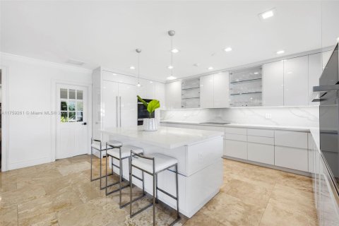 House in Coral Gables, Florida 5 bedrooms, 425.12 sq.m. № 1712960 - photo 23