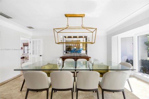 House in Coral Gables, Florida 5 bedrooms, 425.12 sq.m. № 1712960 - photo 18