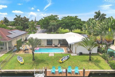 House in Pompano Beach, Florida 3 bedrooms, 136.57 sq.m. № 1792480 - photo 2
