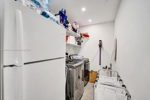 House in Dania Beach, Florida 5 bedrooms, 206.89 sq.m. № 1892876 - photo 23