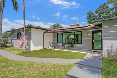 House in Dania Beach, Florida 5 bedrooms, 206.89 sq.m. № 1892876 - photo 1