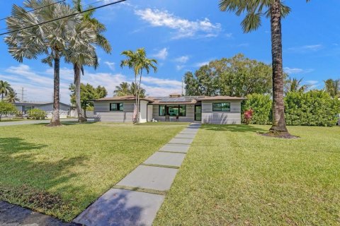 House in Dania Beach, Florida 5 bedrooms, 206.89 sq.m. № 1892876 - photo 2