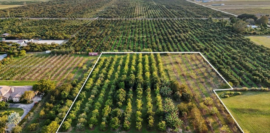 Commercial property in Homestead, Florida № 1811160