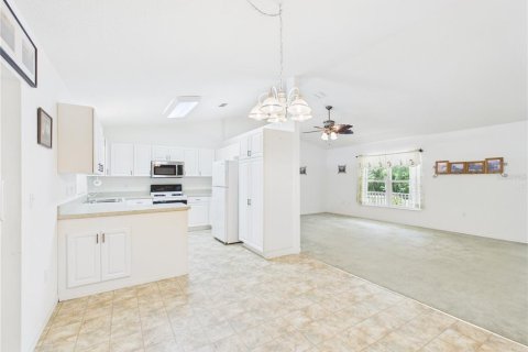 House in Inglis, Florida 3 bedrooms, 137.03 sq.m. № 2222650 - photo 7