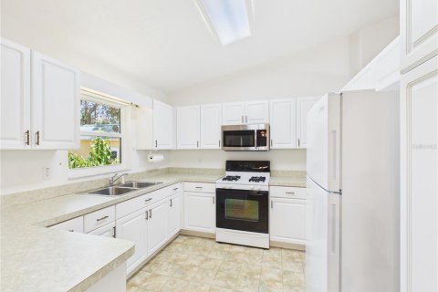 House in Inglis, Florida 3 bedrooms, 137.03 sq.m. № 2222650 - photo 2