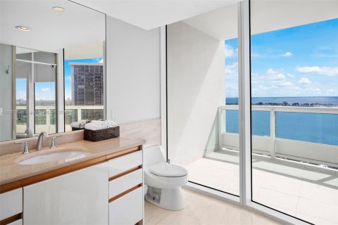 Condo in Miami, Florida, 3 bedrooms  № 1954349 - photo 15