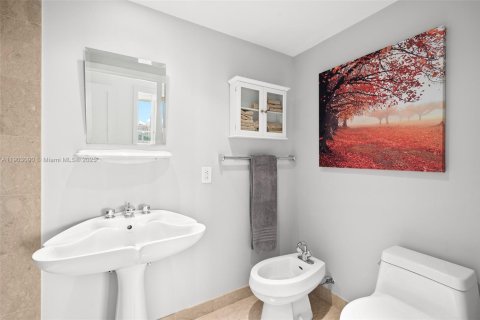 Condo in Miami, Florida, 3 bedrooms  № 1954349 - photo 19
