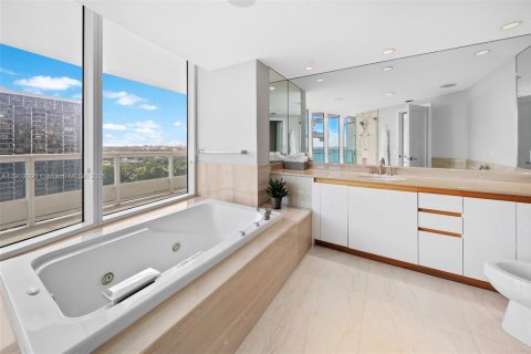 Condo in Miami, Florida, 3 bedrooms  № 1954349 - photo 14