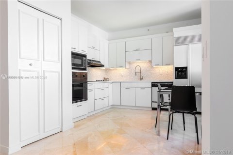 Condo in Miami Beach, Florida, 1 bedroom  № 1704352 - photo 3