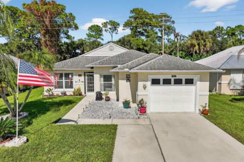House in St. Lucie, Florida 2 bedrooms, 131.92 sq.m. № 2184482 - photo 2