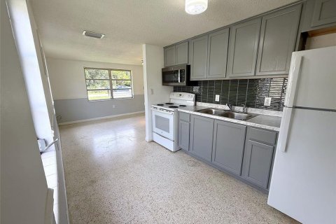 Townhouse in Sebring, Florida 2 bedrooms, 124.86 sq.m. № 2384205 - photo 4