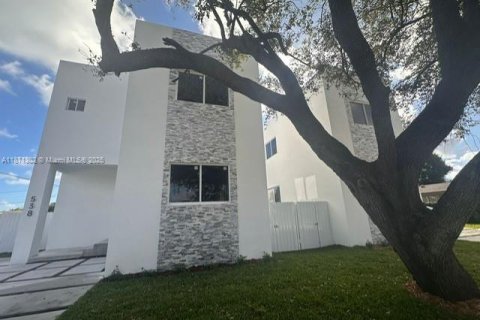 House in Fort Lauderdale, Florida 3 bedrooms, 153.29 sq.m. № 1919960 - photo 1