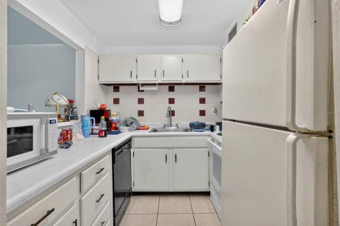 Condo in Daytona Beach, Florida, 1 bedroom  № 2393878 - photo 11