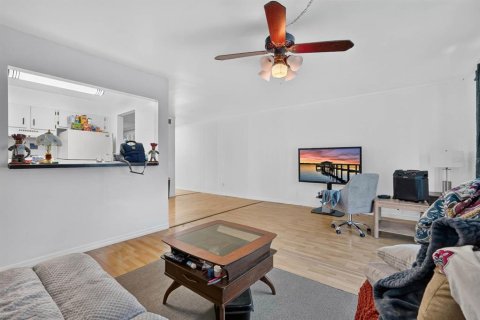 Condo in Daytona Beach, Florida, 1 bedroom  № 2393878 - photo 9