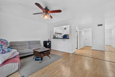 Condo in Daytona Beach, Florida, 1 bedroom  № 2393878 - photo 10