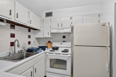 Condo in Daytona Beach, Florida, 1 bedroom  № 2393878 - photo 12