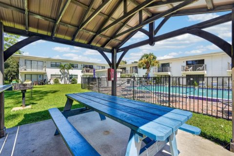 Condo in Daytona Beach, Florida, 1 bedroom  № 2393878 - photo 25