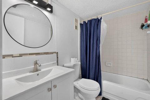 Condo in Daytona Beach, Florida, 1 bedroom  № 2393878 - photo 15
