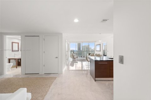 Copropriété à louer à Miami, Floride: 2 chambres, 141.03 m2 № 2016292 - photo 2