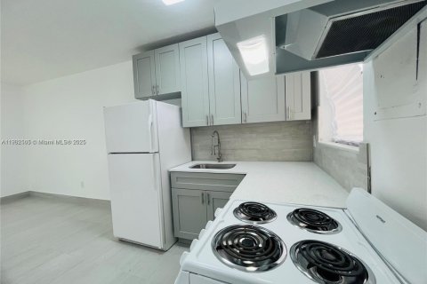 Condo in North Miami, Florida, 1 bedroom  № 1954271 - photo 8