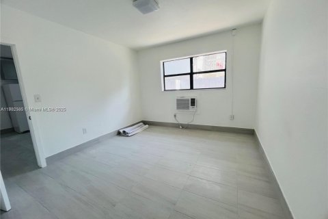 Condo in North Miami, Florida, 1 bedroom  № 1954271 - photo 3