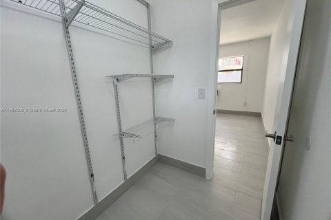 Condo in North Miami, Florida, 1 bedroom  № 1954271 - photo 11