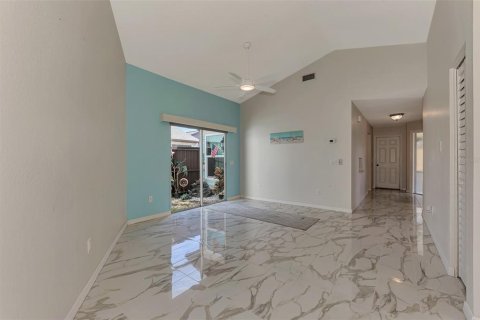 House in Englewood, Florida 2 bedrooms, 132.01 sq.m. № 1213529 - photo 19