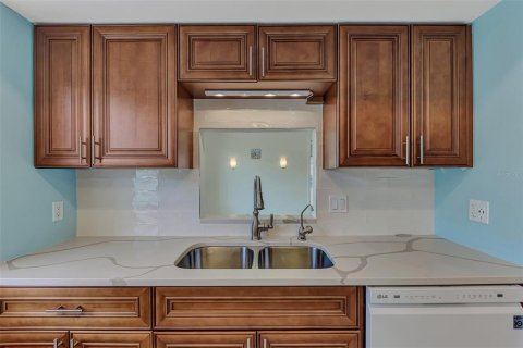 House in Englewood, Florida 2 bedrooms, 132.01 sq.m. № 1213529 - photo 14