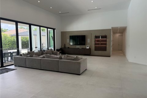 House in Miami, Florida 7 bedrooms, 409.51 sq.m. № 1859116 - photo 5
