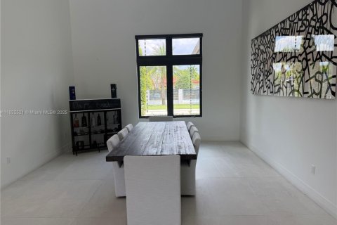 House in Miami, Florida 7 bedrooms, 409.51 sq.m. № 1859116 - photo 14