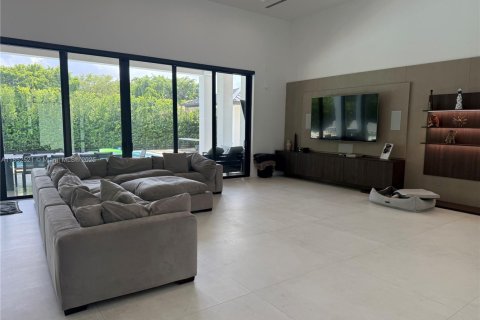 House in Miami, Florida 7 bedrooms, 409.51 sq.m. № 1859116 - photo 7