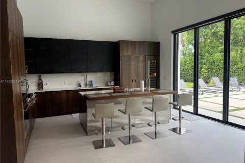 House in Miami, Florida 7 bedrooms, 409.51 sq.m. № 1859116 - photo 9