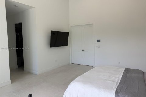 House in Miami, Florida 7 bedrooms, 409.51 sq.m. № 1859116 - photo 21