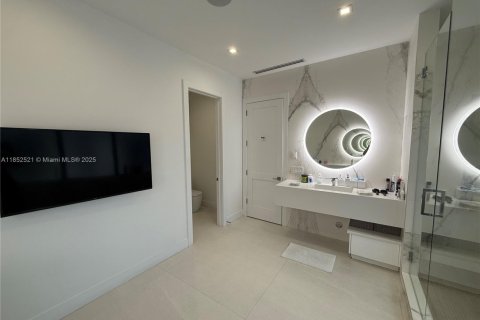 House in Miami, Florida 7 bedrooms, 409.51 sq.m. № 1859116 - photo 27