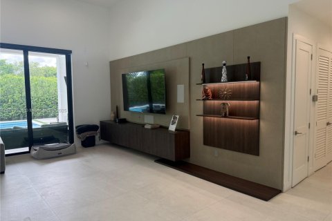 House in Miami, Florida 7 bedrooms, 409.51 sq.m. № 1859116 - photo 8