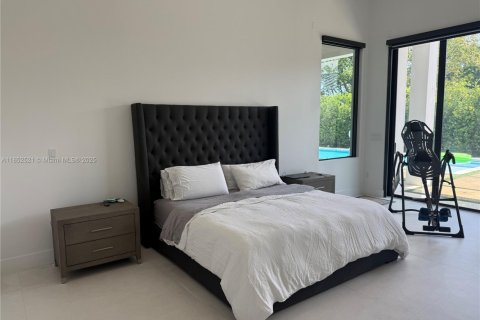 House in Miami, Florida 7 bedrooms, 409.51 sq.m. № 1859116 - photo 18