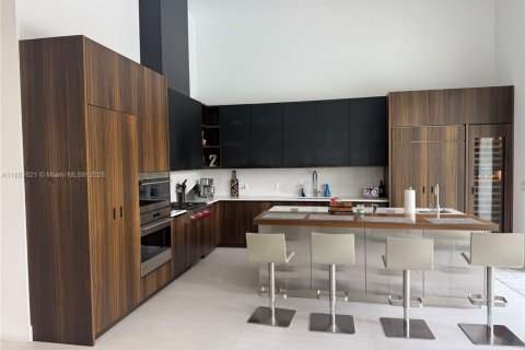 House in Miami, Florida 7 bedrooms, 409.51 sq.m. № 1859116 - photo 10