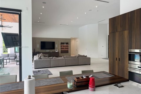 House in Miami, Florida 7 bedrooms, 409.51 sq.m. № 1859116 - photo 12