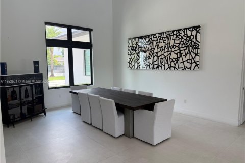 House in Miami, Florida 7 bedrooms, 409.51 sq.m. № 1859116 - photo 13