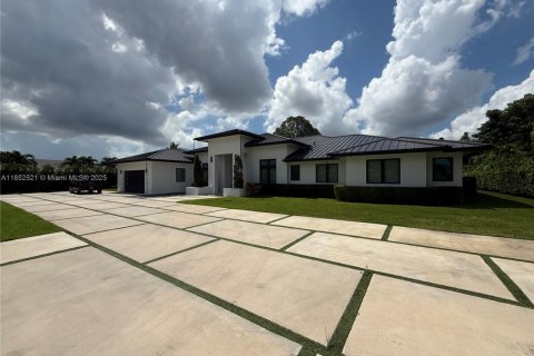 House in Miami, Florida 7 bedrooms, 409.51 sq.m. № 1859116 - photo 2