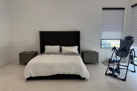 House in Miami, Florida 7 bedrooms, 409.51 sq.m. № 1859116 - photo 19