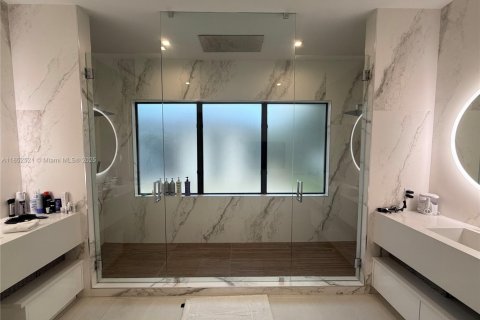House in Miami, Florida 7 bedrooms, 409.51 sq.m. № 1859116 - photo 26