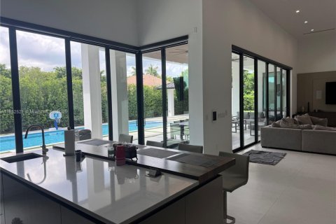 House in Miami, Florida 7 bedrooms, 409.51 sq.m. № 1859116 - photo 11