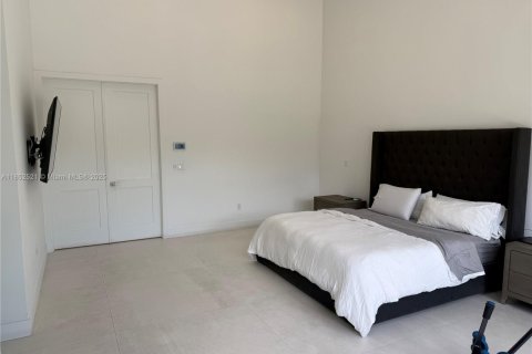 House in Miami, Florida 7 bedrooms, 409.51 sq.m. № 1859116 - photo 20
