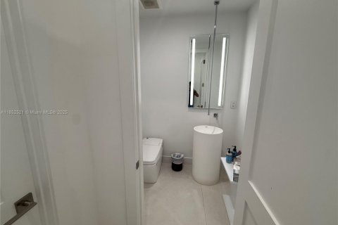 House in Miami, Florida 7 bedrooms, 409.51 sq.m. № 1859116 - photo 17