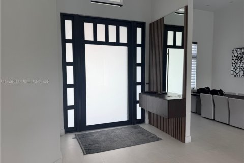 House in Miami, Florida 7 bedrooms, 409.51 sq.m. № 1859116 - photo 4